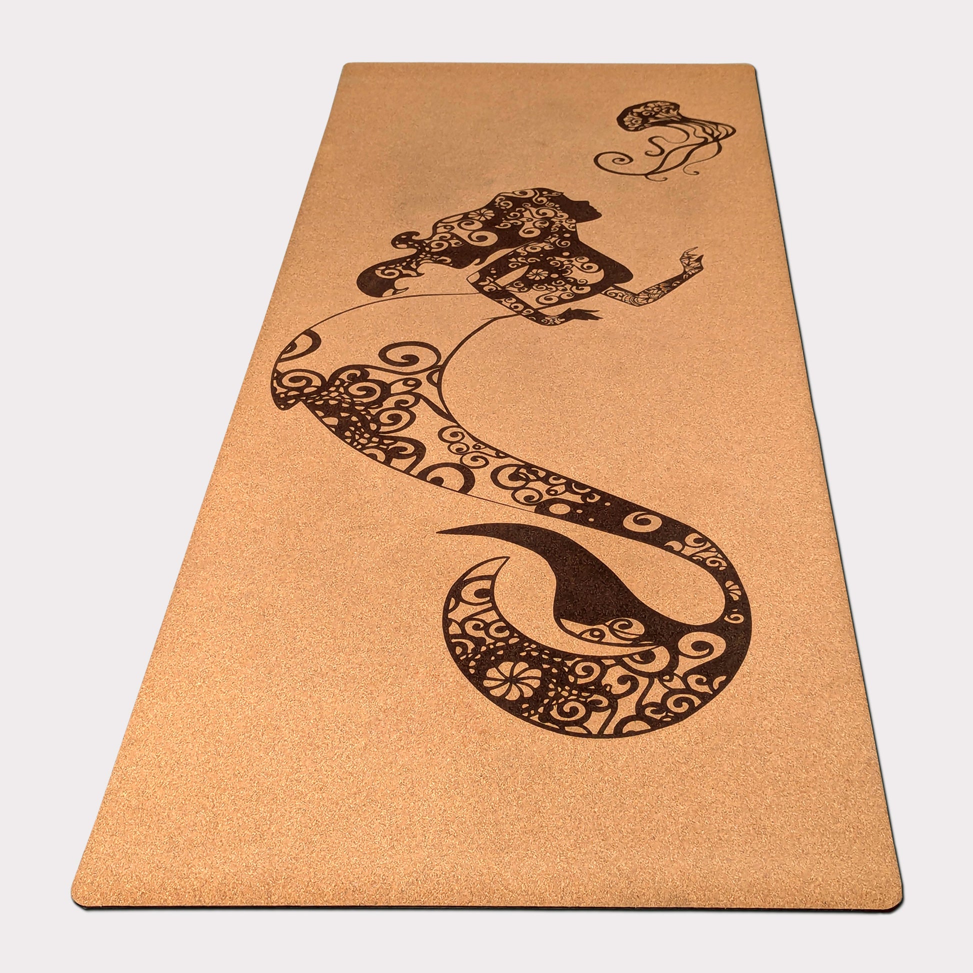 Design du tapis en liège Sea Fairy de ZenMotion
Plongez dans une expérience spirituelle avec le tapis en liège Sea Fairy, inspiré par la magie des sirènes et la fluidité de l'océan. Ce design unique et mindful, orné de motifs de mandalas, vous connecte à la grâce aquatique pour une pratique méditative et harmonieuse. Confort inégalé et adhérence ultime grâce au liège naturel, idéal pour vos séances de Hatha ou Vinyasa yoga. Éco-responsable et élégant.