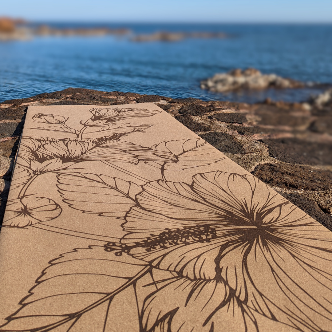 Tapis de yoga en liège Summer Flowers, inspiré par l'hibiscus, symbole de beauté, d'amour et de féminité. Ce design délicat, gravé de fleurs sacrées, célèbre la transformation et la renaissance, guidant chaque mouvement vers une purification intérieure. Parfait pour le Hatha, Vinyasa ou Yin Yoga, il vous transporte sur une plage tropicale, où sérénité et énergie bienveillante nourrissent votre pratique. Un tapis éco-responsable qui révèle votre force, votre douceur et votre créativité