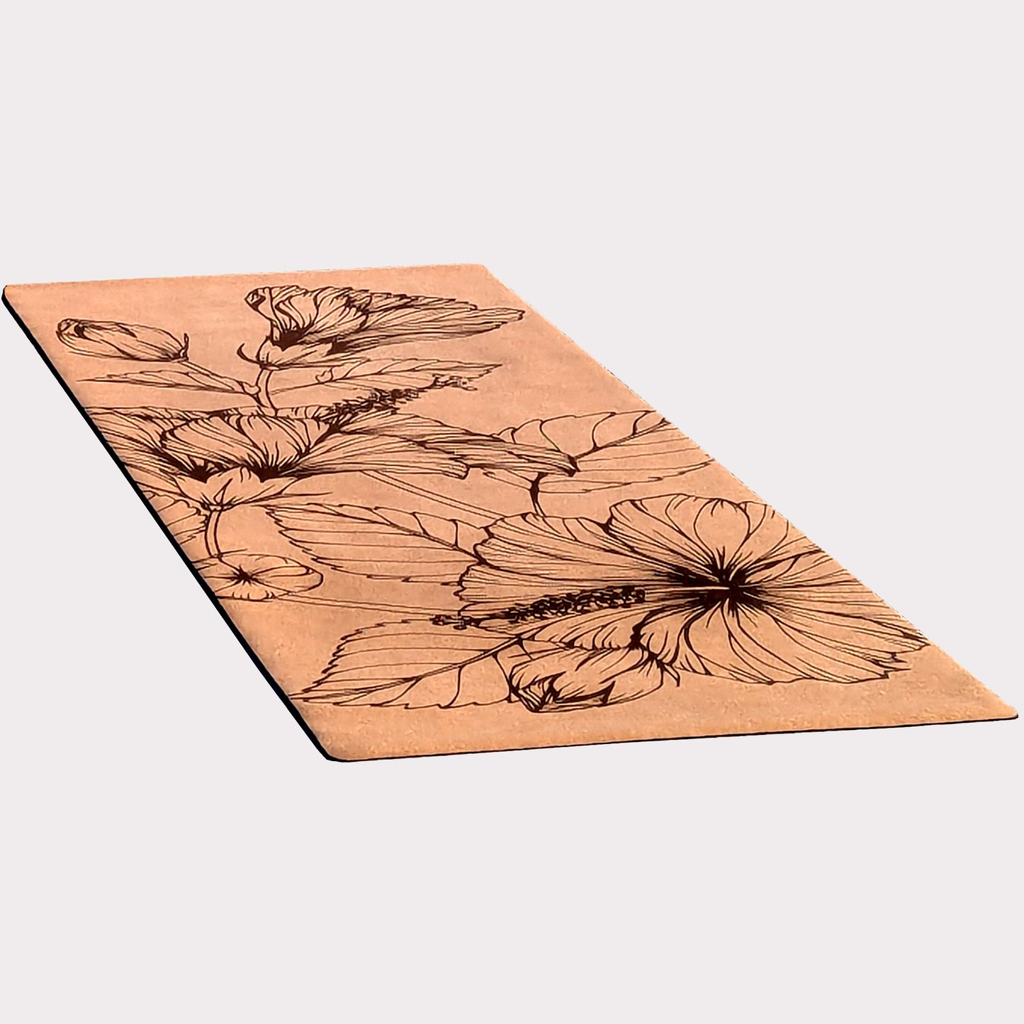 Tapis de yoga en liège Summer Flowers, inspiré par l'hibiscus, symbole de beauté, d'amour et de féminité. Ce design délicat, gravé de fleurs sacrées, célèbre la transformation et la renaissance, guidant chaque mouvement vers une purification intérieure. Parfait pour le Hatha, Vinyasa ou Yin Yoga, il vous transporte sur une plage tropicale, où sérénité et énergie bienveillante nourrissent votre pratique. Un tapis éco-responsable qui révèle votre force, votre douceur et votre créativité