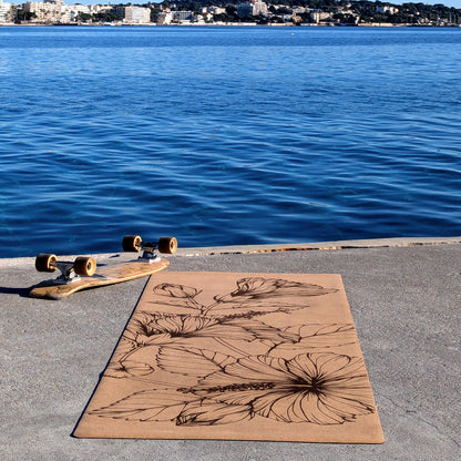 Tapis de yoga en liège Summer Flowers, inspiré par l'hibiscus, symbole de beauté, d'amour et de féminité. Ce design délicat, gravé de fleurs sacrées, célèbre la transformation et la renaissance, guidant chaque mouvement vers une purification intérieure. Parfait pour le Hatha, Vinyasa ou Yin Yoga, il vous transporte sur une plage tropicale, où sérénité et énergie bienveillante nourrissent votre pratique. Un tapis éco-responsable qui révèle votre force, votre douceur et votre créativité