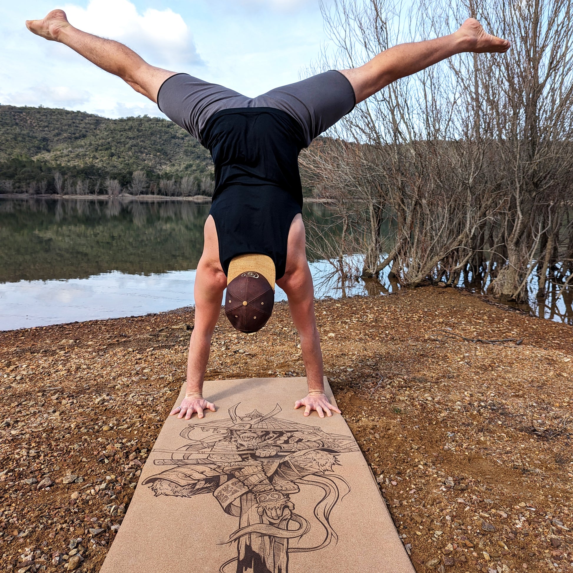 Yogi faisant un handstand sur le tapis de yoga en liège Sun Wukong de ZenMotion. Design unique, inspiré du Roi Singe, vous connecte à la liberté et à la quête spirituelle. Son confort inégalé soutient votre pratique en améliorant votre posture et votre équilibre pour une expérience fluide. L'adhérence ultime du liège, naturellement antidérapant, vous accompagne dans chaque mouvement, même en transpirant. Fabriqué à partir de matériaux naturels, durables et recyclables, ce est tapis éco-responsable 