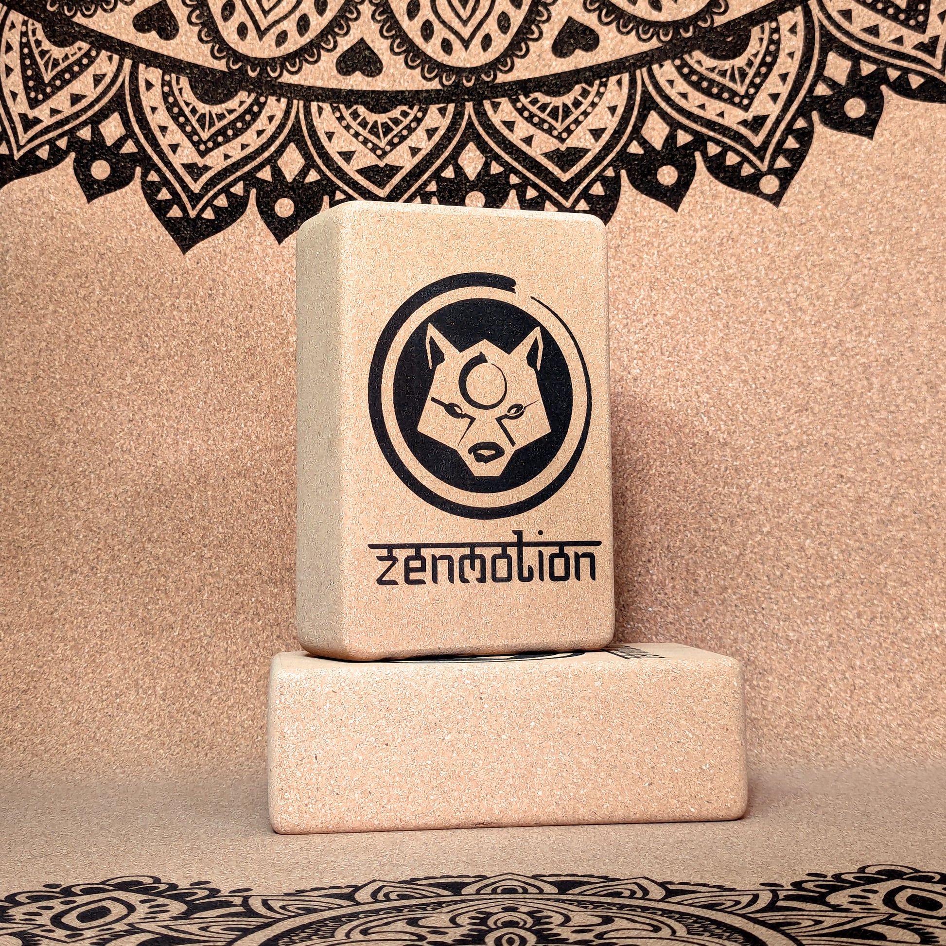 Les blocs de yoga en liège ZenMotion, posés sur un tapis en liège, incarnent une pratique alignée avec la nature. Leur fermeté et adhérence ultime offrent un soutien idéal pour améliorer posture et équilibre. Gravés au laser sans encre, biodégradables et antibactériens, ils apportent confort et stabilité pour une expérience spirituelle profonde. Éco-responsables et élégants, ils sont parfaits pour le Hatha, Yin yoga ou Pranayama.