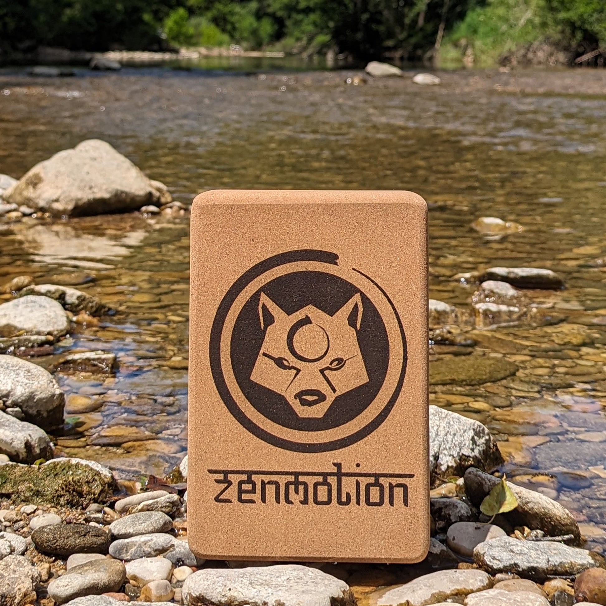 Le bloc de yoga en liège ZenMotion, capturé sur un fond de rivière, allie nature et spiritualité. Sa fermeté naturelle et son adhérence ultime offrent un soutien optimal pour vos asanas, améliorant posture et équilibre. Gravé au laser, sans encre ni produits chimiques, il incarne une expérience spirituelle et confortable. Éco-responsable, biodégradable et antibactérien, il accompagne chaque pratique avec élégance, sérénité et confort.