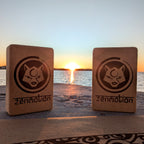 Deux briques de yoga ZenMotion posées sur un tapis en liège, avec un lever de soleil en bord de mer en arrière-plan. Accessoires écologiques et naturels, parfaits pour améliorer l'alignement, la souplesse et la stabilité lors de vos pratiques de Hatha, Vinyasa ou méditation. Une scène apaisante, symbolisant harmonie, énergie positive et connexion mindful avec la nature.