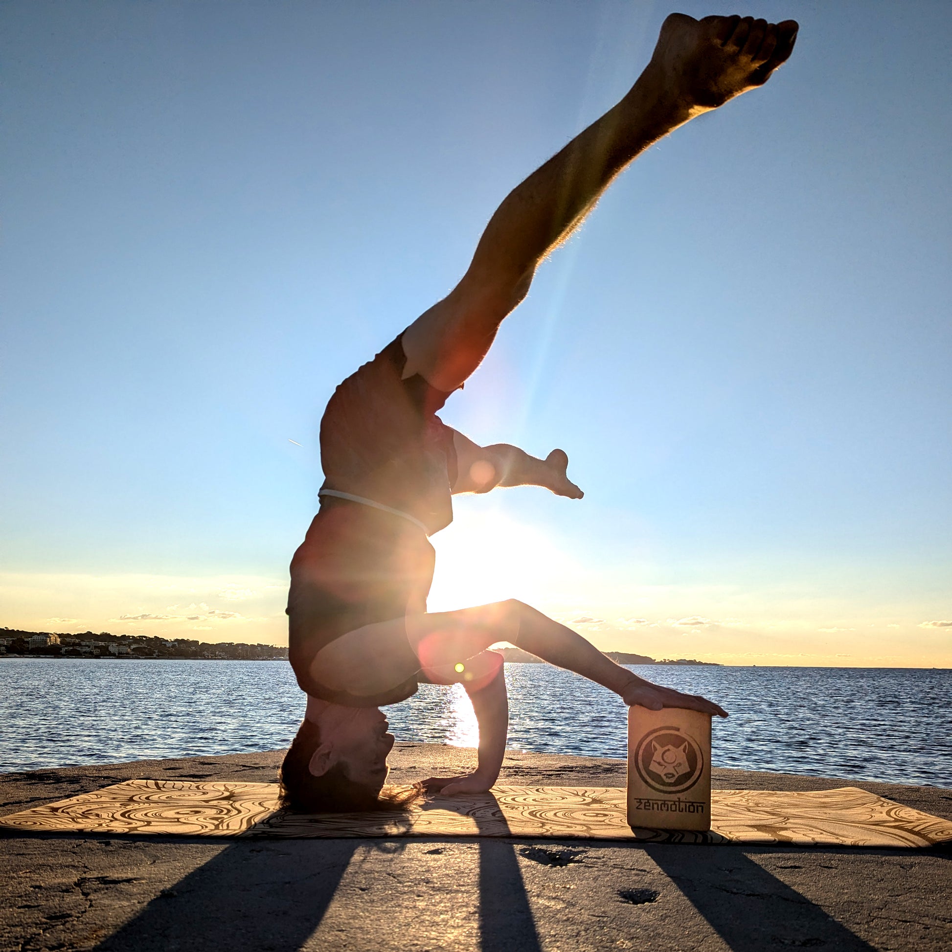 Yogi faisant un trépied grace à la brique de yoga en liège ZenMotion, capturé sur un fond de rivière, allie nature et spiritualité. Sa fermeté naturelle et son adhérence ultime offrent un soutien optimal pour vos asanas, améliorant posture et équilibre. Gravé au laser, sans encre ni produits chimiques, il incarne une expérience spirituelle et confortable. Éco-responsable, biodégradable et antibactérien, il accompagne chaque pratique avec élégance, sérénité et confort.