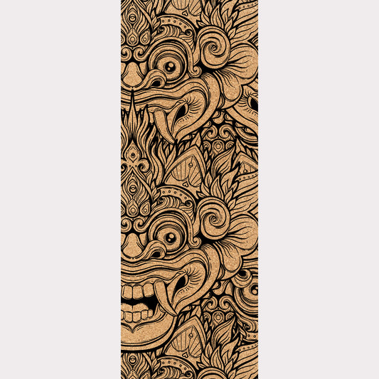 Design du tapis de yoga en liège Barong de ZenMotion. Créature mythologique balinaise. Symbole de protection et d’harmonie, Barong vous guide vers une pratique enracinée dans la tradition spirituelle et culturelle. Le liège naturel offre une adhérence ultime et une surface douce, idéale pour des séances de Hatha ou de Kundalini yoga. Éco-responsable et élégant, ce tapis transforme chaque mouvement en une célébration de l’équilibre et de la force intérieure. Laissez Barong vous protéger.
