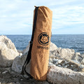 Sac de transport en liège Classic de ZenMotion est l’accessoire indispensable pour accompagner votre tapis de yoga ZenMotion en toute élégance. Avec sa fermeture éclair résistante, sa bandoulière réglable et sa poche zippée pratique, il allie fonctionnalité et design minimaliste. Fabriqué à partir de matériaux naturels et écologiques, il s’inscrit dans une démarche éco-responsable. Léger, facile à nettoyer et conçu pour un usage quotidien, ce sac est parfait pour transporter votre tapis en toute sérénité.