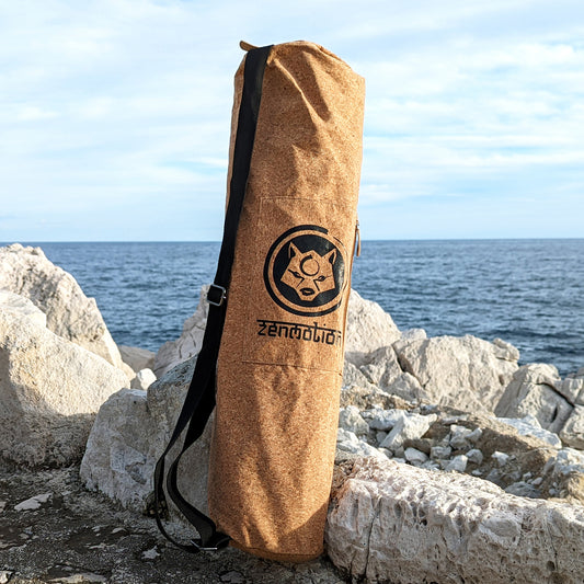 Sac de transport en liège Classic de ZenMotion est l’accessoire indispensable pour accompagner votre tapis de yoga ZenMotion en toute élégance. Avec sa fermeture éclair résistante, sa bandoulière réglable et sa poche zippée pratique, il allie fonctionnalité et design minimaliste. Fabriqué à partir de matériaux naturels et écologiques, il s’inscrit dans une démarche éco-responsable. Léger, facile à nettoyer et conçu pour un usage quotidien, ce sac est parfait pour transporter votre tapis en toute sérénité.