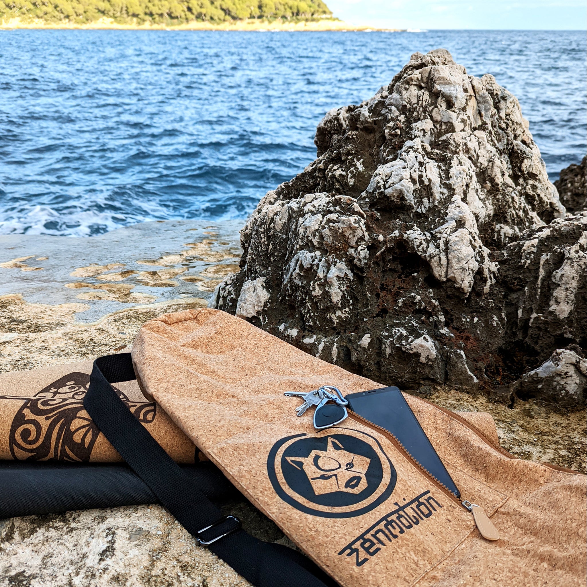 Sac de transport en liège Classic de ZenMotion, conçu pour protéger et transporter votre tapis de yoga ZenMotion avec style et praticité. Doté d’une fermeture éclair solide, d’une bandoulière ajustable et d’une poche zippée pour vos accessoires, ce sac allie robustesse et design épuré. Fabriqué à partir de matériaux naturels et durables, il incarne l’esprit éco-responsable de ZenMotion. Léger, facile à entretenir et adapté à une utilisation régulière, ce sac est l’allié parfait pour vos séances de yoga.