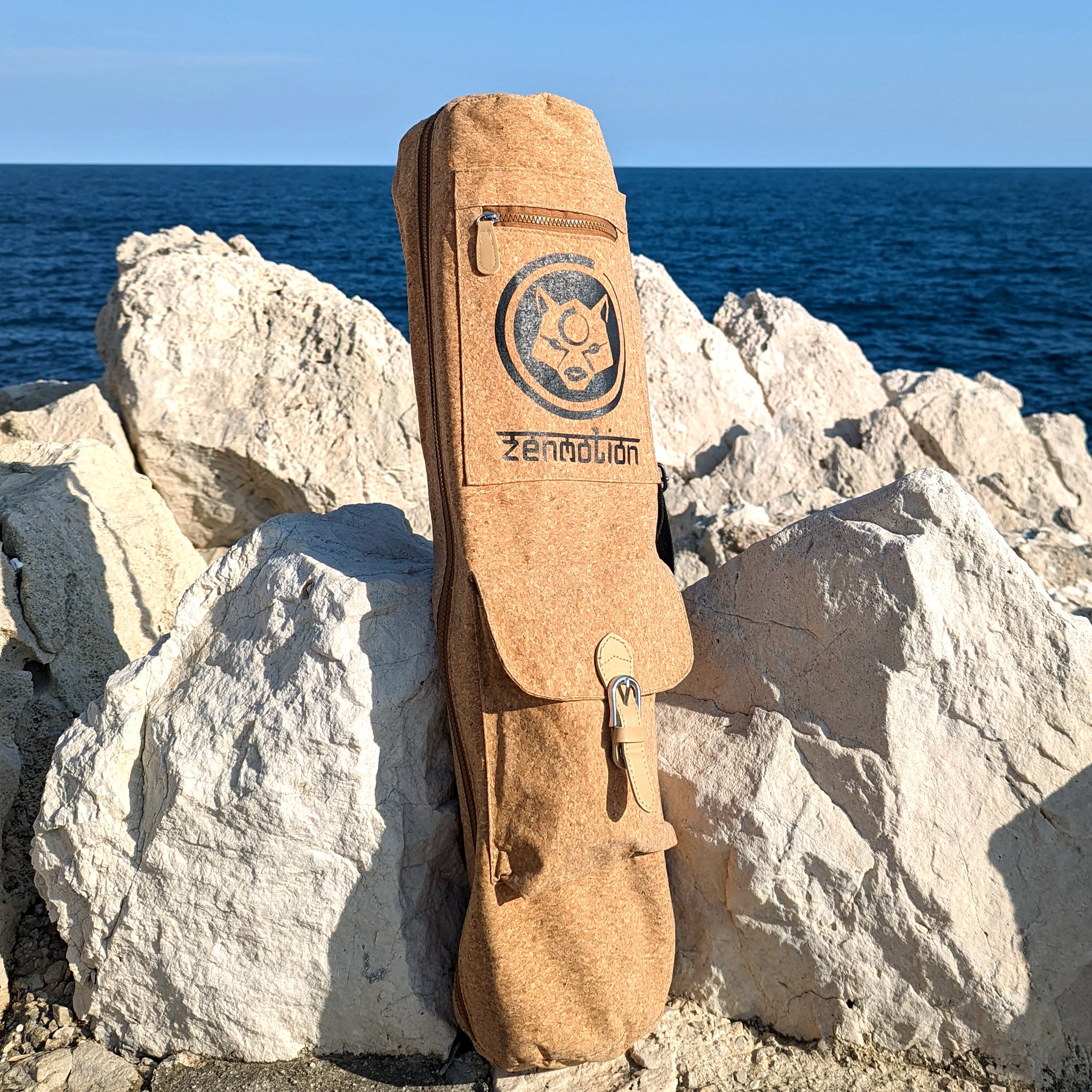 Le sac de transport en liège "Deluxe" de ZenMotion, présenté avec sa grande poche, est l'accessoire parfait pour les yogis exigeants. Ce modèle premium offre une poche spacieuse, fermée par une sangle en similicuir et une pression aimantée, idéale pour ranger vos sangles, élastiques ou autres accessoires de yoga. Facile à nettoyer et d'une finition élégante, il garantit une expérience de yoga pratique et stylée. Transportez votre tapis en toute simplicité tout en restant organisé et prêt à chaque séance.