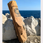 Le sac de transport en liège "Deluxe" de ZenMotion, présenté avec sa grande poche, est l'accessoire parfait pour les yogis exigeants. Ce modèle premium offre une poche spacieuse, fermée par une sangle en similicuir et une pression aimantée, idéale pour ranger vos sangles, élastiques ou autres accessoires de yoga. Facile à nettoyer et d'une finition élégante, il garantit une expérience de yoga pratique et stylée. Transportez votre tapis en toute simplicité tout en restant organisé et prêt à chaque séance.