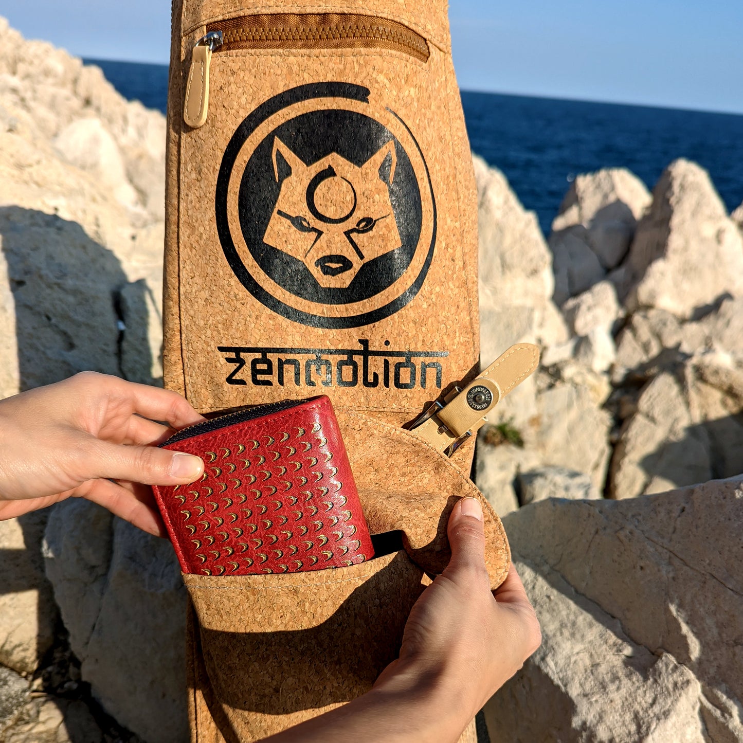 Le sac de transport en liège "Deluxe" de ZenMotion, présenté avec sa grande poche, est l'accessoire parfait pour les yogis exigeants. Ce modèle premium offre une poche spacieuse, fermée par une sangle en similicuir et une pression aimantée, idéale pour ranger vos sangles, élastiques ou autres accessoires de yoga. Facile à nettoyer et d'une finition élégante, il garantit une expérience de yoga pratique et stylée. Transportez votre tapis en toute simplicité tout en restant organisé et prêt à chaque séance.