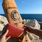 Le sac de transport en liège "Deluxe" de ZenMotion, présenté avec sa grande poche, est l'accessoire parfait pour les yogis exigeants. Ce modèle premium offre une poche spacieuse, fermée par une sangle en similicuir et une pression aimantée, idéale pour ranger vos sangles, élastiques ou autres accessoires de yoga. Facile à nettoyer et d'une finition élégante, il garantit une expérience de yoga pratique et stylée. Transportez votre tapis en toute simplicité tout en restant organisé et prêt à chaque séance.