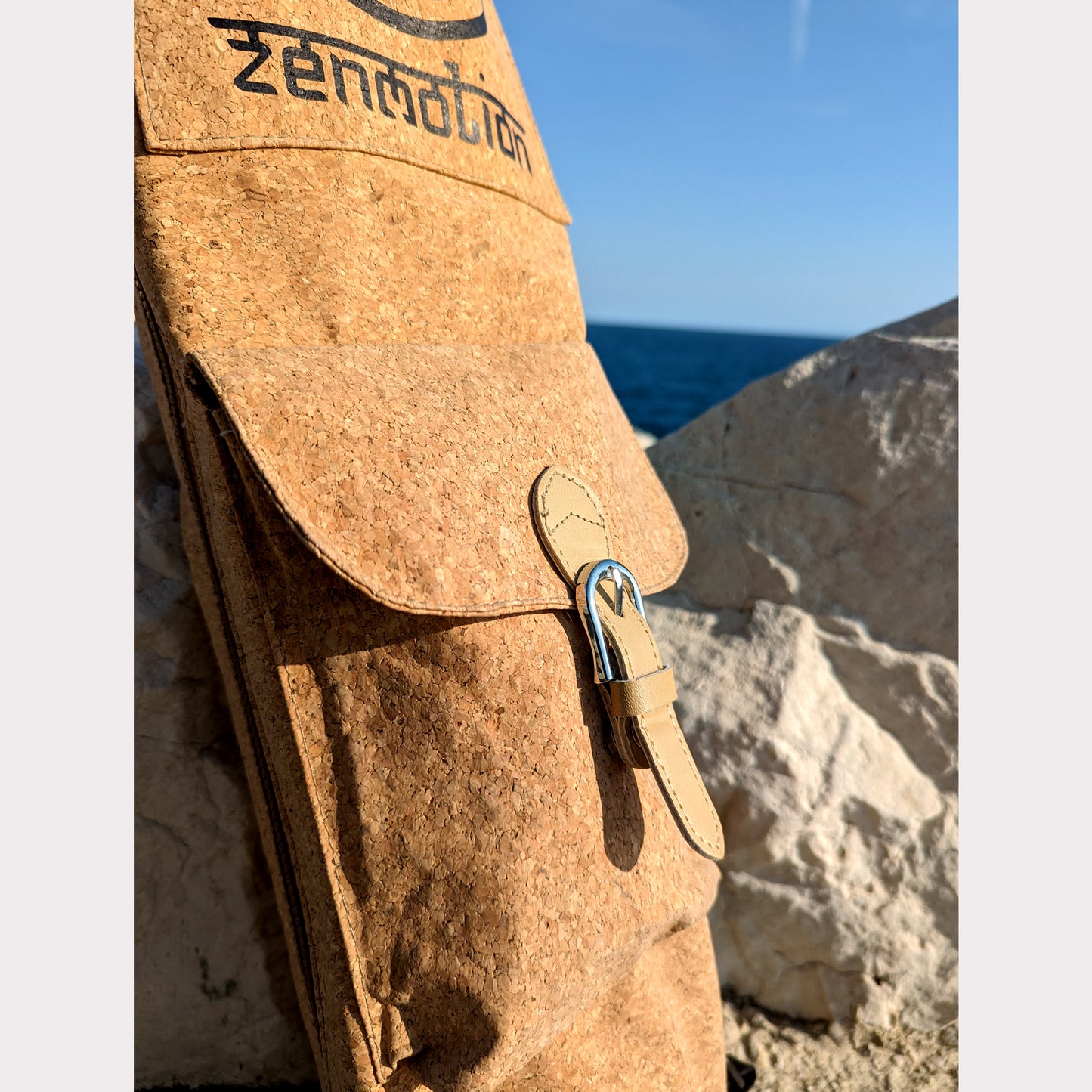 Le sac de transport en liège "Deluxe" de ZenMotion, présenté avec sa grande poche, est l'accessoire parfait pour les yogis exigeants. Ce modèle premium offre une poche spacieuse, fermée par une sangle en similicuir et une pression aimantée, idéale pour ranger vos sangles, élastiques ou autres accessoires de yoga. Facile à nettoyer et d'une finition élégante, il garantit une expérience de yoga pratique et stylée. Transportez votre tapis en toute simplicité tout en restant organisé et prêt à chaque séance.