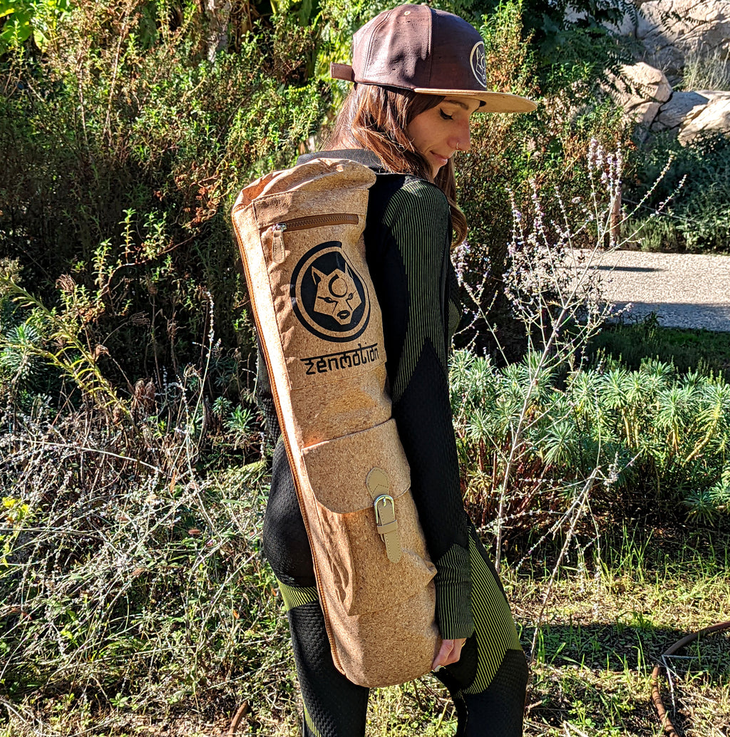 Photo d’une fille portant la casquette en liège ZenMotion et tenant le sac Deluxe pour tapis de yoga
Découvrez l’élégance et la fonctionnalité des accessoires ZenMotion ici la casquette en liège et le sac Deluxe. La casquette en liège, fabriquée à partir de cuir de liège écologique, allie style, confort et protection solaire, parfaite pour vos séances de yoga en extérieur. Le sac Deluxe, conçu pour les yogis exigeants, offre un rangement spacieux avec une poche supplémentaire et une finition haut de gamme.