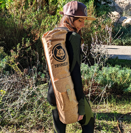 Photo d’une fille portant la casquette en liège ZenMotion et tenant le sac Deluxe pour tapis de yoga
Découvrez l’élégance et la fonctionnalité des accessoires ZenMotion ici la casquette en liège et le sac Deluxe. La casquette en liège, fabriquée à partir de cuir de liège écologique, allie style, confort et protection solaire, parfaite pour vos séances de yoga en extérieur. Le sac Deluxe, conçu pour les yogis exigeants, offre un rangement spacieux avec une poche supplémentaire et une finition haut de gamme.