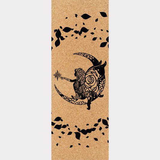 Design du tapis de yoga en liège Fairy Tale de ZenMotion. Orné de motifs mandalas et d’une rose cachée dans l’aile d’une fée. Ce design romanesque et poétique incarne la légèreté, la grâce et la magie des contes de fées, invitant à une pratique créative et imaginative. Le liège naturel offre une adhérence ultime et une surface douce, idéale pour le yoga restauratif ou le Pranayama. Éco-responsable et élégant, ce tapis transforme chaque séance en une expérience spirituelle,  dans la joie et l'intuition