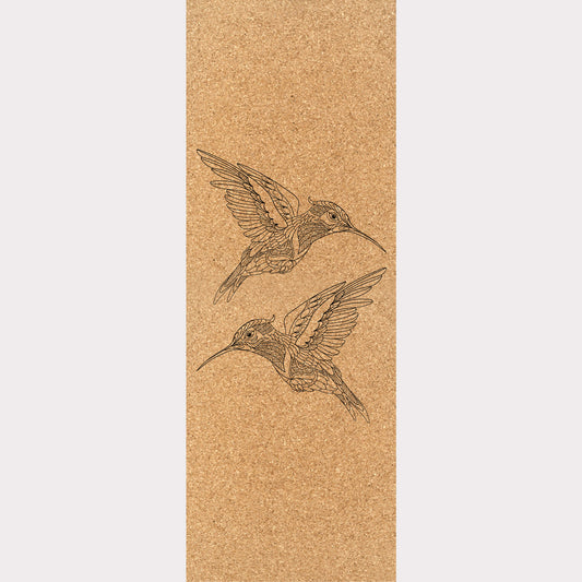 Design du tapis de yoga en liège Flying Jewels de ZenMotion orné de deux colibris en miroir, symboles de joie, de résilience et d’harmonie. Ce design épuré et symétrique invite à une pratique fluide et mindful, parfaite pour la méditation ou le Vinyasa. Le liège naturel offre une adhérence ultime, antidérapante et confortable, idéale pour améliorer votre équilibre et votre alignement. Éco-responsable et élégant, ce tapis allie fonctionnalité et beauté. Chaque séance est expérience spirituelle