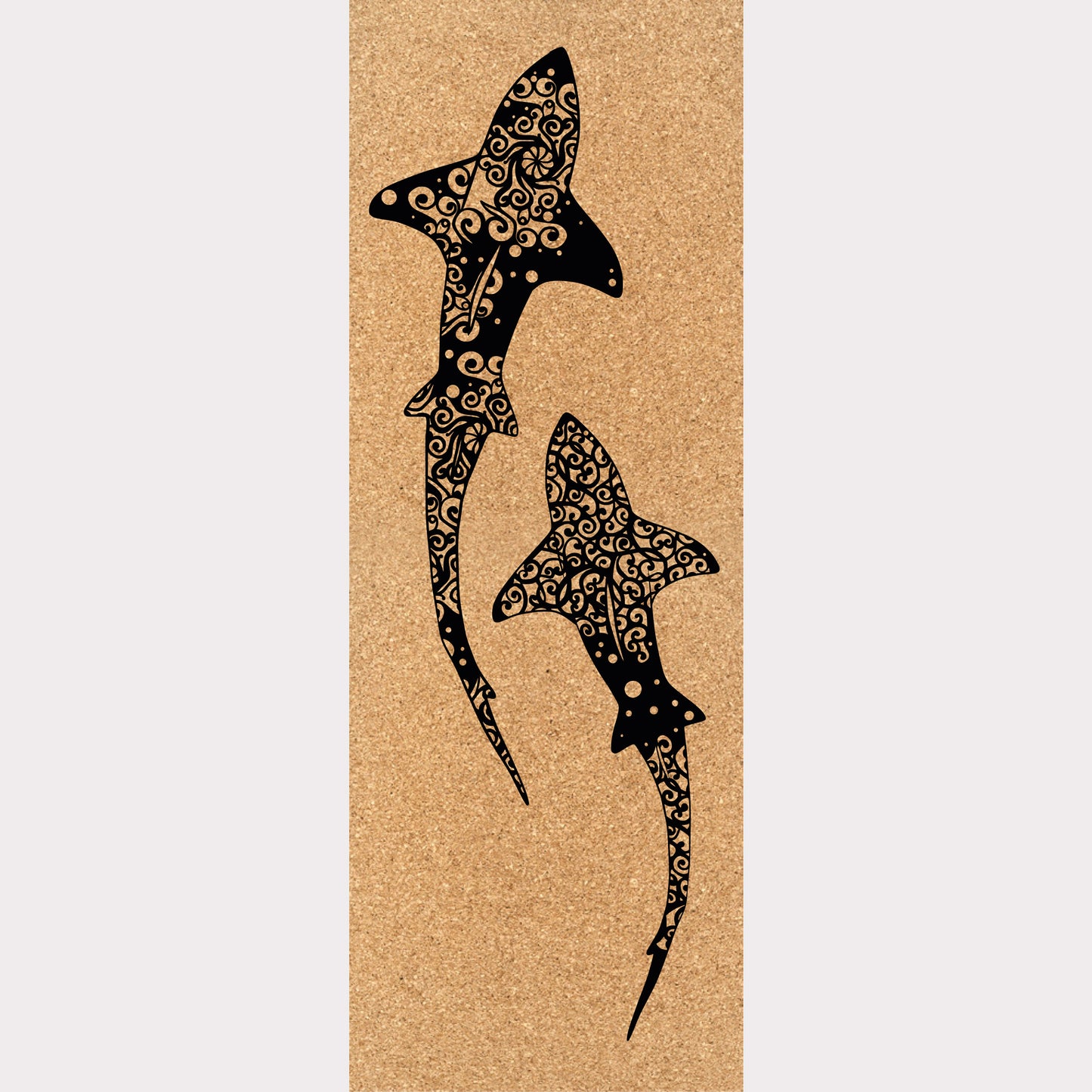 Design du tapis en liège Koru Sharks de ZenMotion. Symbole de croissance, de renaissance et de protection. Son confort exceptionnel améliore votre posture et équilibre pour une pratique fluide et sereine, que ce soit en hatha yoga, vinyasa ou ashtanga. L'adhérence incomparable du liège, naturellement antidérapant, soutient chaque mouvement. Fabriqué à partir de matériaux naturels. Fabriqué à partir de matériaux naturels, durables et recyclables, ce tapis éco-responsable est une œuvre d'art fonctionnelle.
