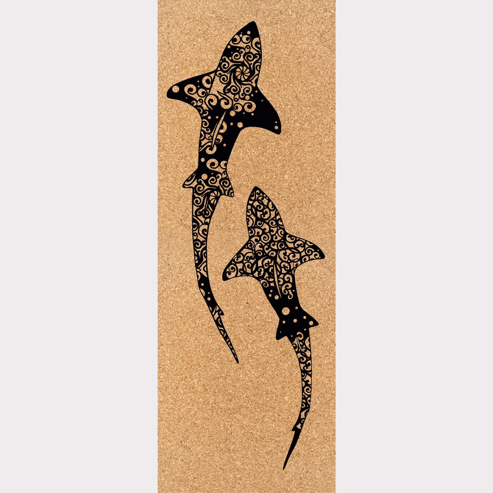 Design du tapis en liège Koru Sharks de ZenMotion. Symbole de croissance, de renaissance et de protection. Son confort exceptionnel améliore votre posture et équilibre pour une pratique fluide et sereine, que ce soit en hatha yoga, vinyasa ou ashtanga. L'adhérence incomparable du liège, naturellement antidérapant, soutient chaque mouvement. Fabriqué à partir de matériaux naturels. Fabriqué à partir de matériaux naturels, durables et recyclables, ce tapis éco-responsable est une œuvre d'art fonctionnelle.