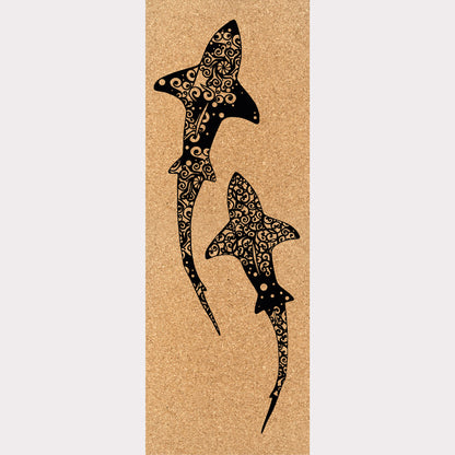 Design du tapis en liège Koru Sharks de ZenMotion. Symbole de croissance, de renaissance et de protection. Son confort exceptionnel améliore votre posture et équilibre pour une pratique fluide et sereine, que ce soit en hatha yoga, vinyasa ou ashtanga. L'adhérence incomparable du liège, naturellement antidérapant, soutient chaque mouvement. Fabriqué à partir de matériaux naturels. Fabriqué à partir de matériaux naturels, durables et recyclables, ce tapis éco-responsable est une œuvre d'art fonctionnelle.