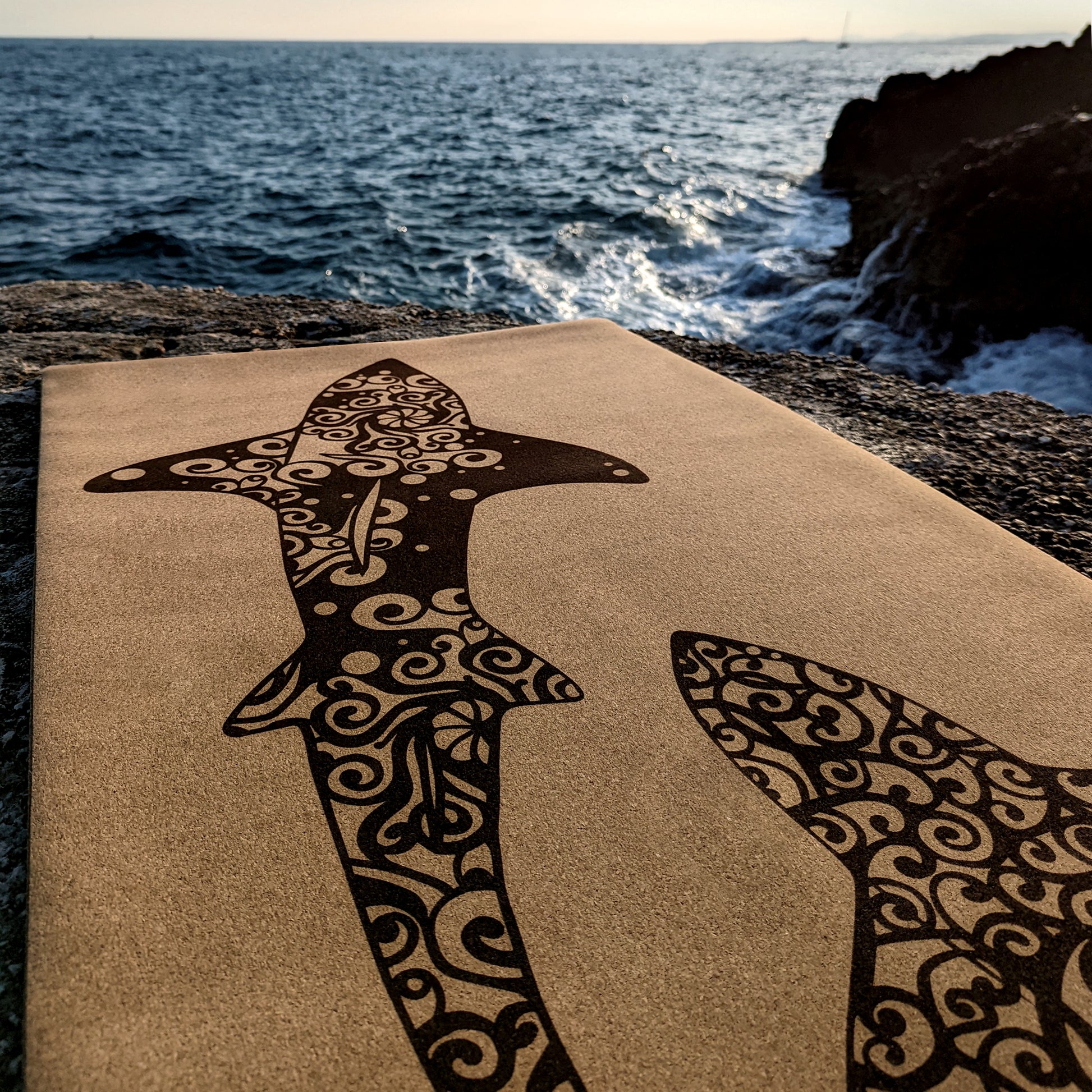 Tapis en liège Koru Sharks de ZenMotion. Symbole de croissance, de renaissance et de protection. Son confort exceptionnel améliore votre posture et équilibre pour une pratique fluide et sereine, que ce soit en hatha yoga, vinyasa ou ashtanga. L'adhérence incomparable du liège, naturellement antidérapant, soutient chaque mouvement. Fabriqué à partir de matériaux naturels. Fabriqué à partir de matériaux naturels, durables et recyclables, ce tapis éco-responsable est une œuvre d'art fonctionnelle.