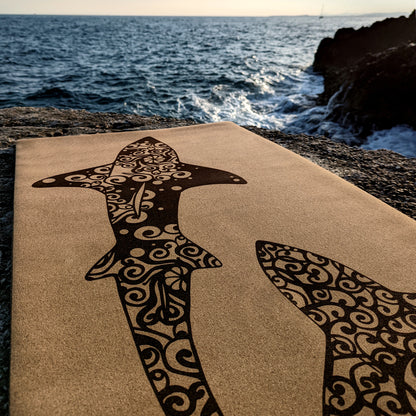 Tapis en liège Koru Sharks de ZenMotion. Symbole de croissance, de renaissance et de protection. Son confort exceptionnel améliore votre posture et équilibre pour une pratique fluide et sereine, que ce soit en hatha yoga, vinyasa ou ashtanga. L'adhérence incomparable du liège, naturellement antidérapant, soutient chaque mouvement. Fabriqué à partir de matériaux naturels. Fabriqué à partir de matériaux naturels, durables et recyclables, ce tapis éco-responsable est une œuvre d'art fonctionnelle.