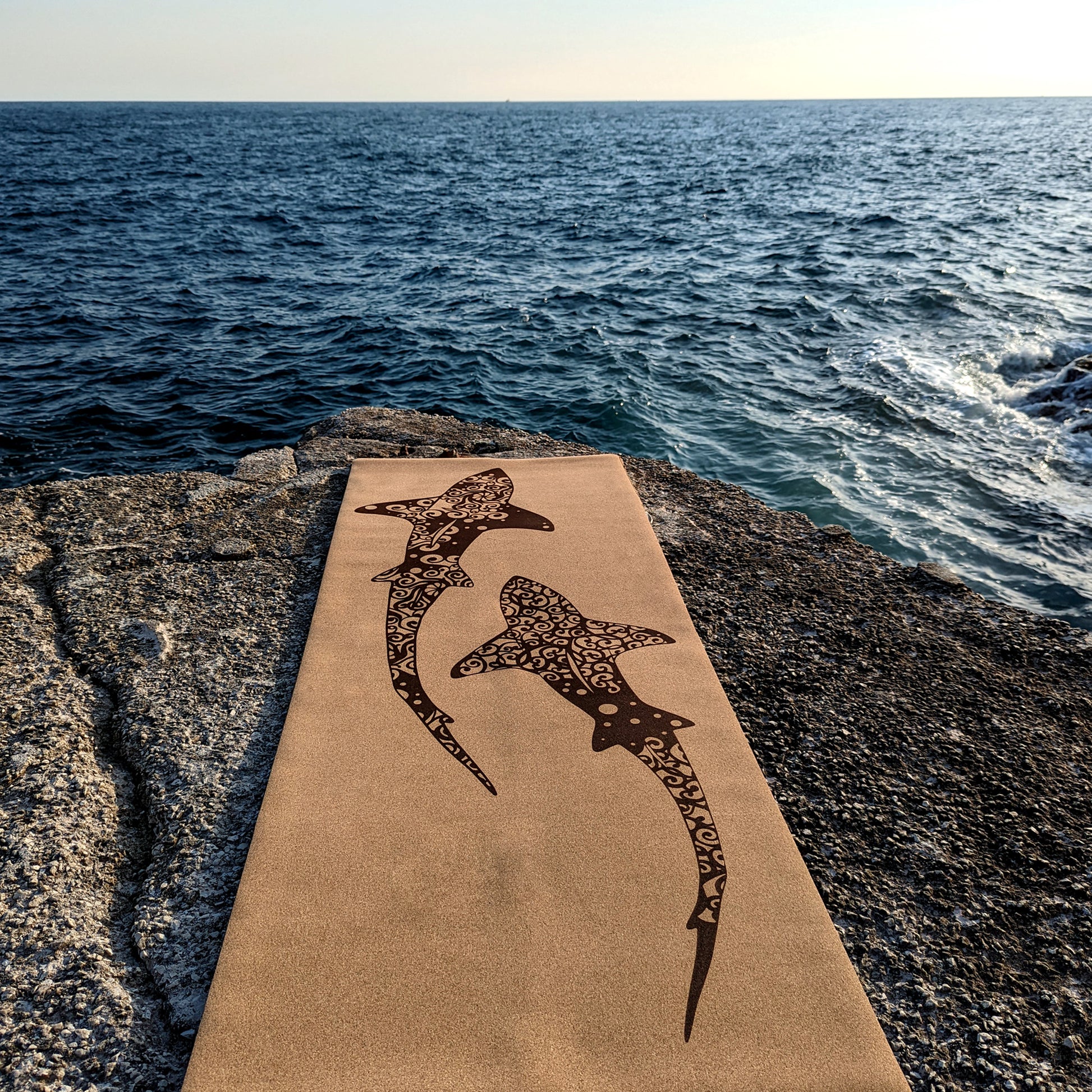 Tapis en liège Koru Sharks de ZenMotion. Symbole de croissance, de renaissance et de protection. Son confort exceptionnel améliore votre posture et équilibre pour une pratique fluide et sereine, que ce soit en hatha yoga, vinyasa ou ashtanga. L'adhérence incomparable du liège, naturellement antidérapant, soutient chaque mouvement. Fabriqué à partir de matériaux naturels. Fabriqué à partir de matériaux naturels, durables et recyclables, ce tapis éco-responsable est une œuvre d'art fonctionnelle.