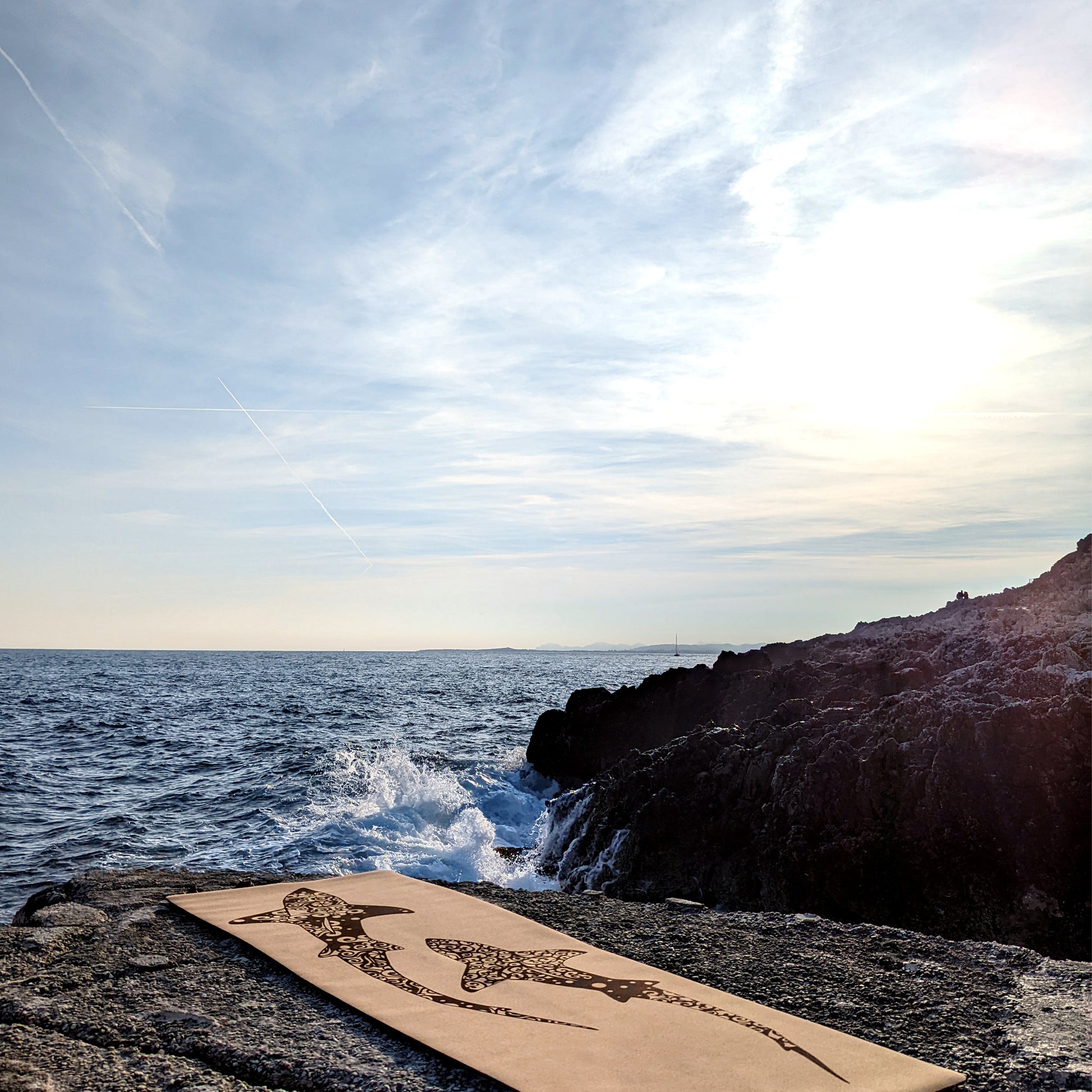 Tapis en liège Koru Sharks de ZenMotion. Symbole de croissance, de renaissance et de protection. Son confort exceptionnel améliore votre posture et équilibre pour une pratique fluide et sereine, que ce soit en hatha yoga, vinyasa ou ashtanga. L'adhérence incomparable du liège, naturellement antidérapant, soutient chaque mouvement. Fabriqué à partir de matériaux naturels. Fabriqué à partir de matériaux naturels, durables et recyclables, ce tapis éco-responsable est une œuvre d'art fonctionnelle.