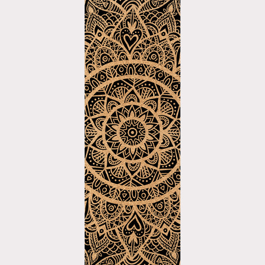 Design du tapis de yoga en liège MandaLove de ZenMotion. Ce tapis allie élégance et fonctionnalité, avec un motif inspirant l'amour de soi et la bienveillance. Confort inégalé pour améliorer votre posture et votre équilibre lors de vos séances de yoga. Le liège naturel offre une adhérence ultime, parfaite pour les pratiques de Hatha ou Yin yoga. Éco-responsable et durable, ce tapis est une œuvre d'art fonctionnelle qui célèbre la paix intérieure et l'harmonie. Transformez chaque asana.