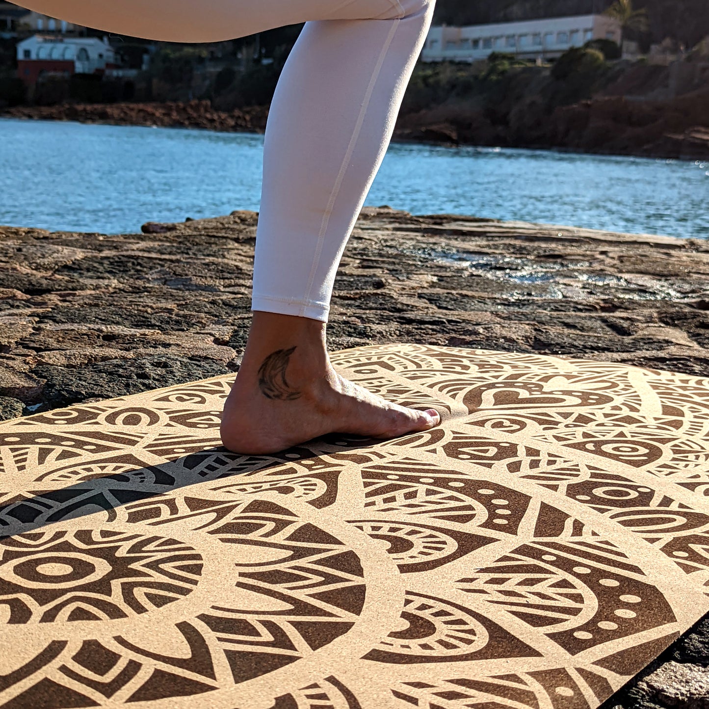 Tapis en liège MandaLove de ZenMotion. Gravé sur toute sa surface, allie élégance et modernité pour une pratique consciente et méditative. Ce design unique, capturé ici avec une yogini en pleine harmonie sur fond de mer sereine, incarne l'amour de soi et la bienveillance. Son confort inégalé et son adhérence exceptionnelle en font un allié idéal pour des séances de yoga restauratif ou de méditation, vous guidant vers la paix intérieure et l'équilibre. Éco-responsable et esthétique, tapis de yoga écologique.