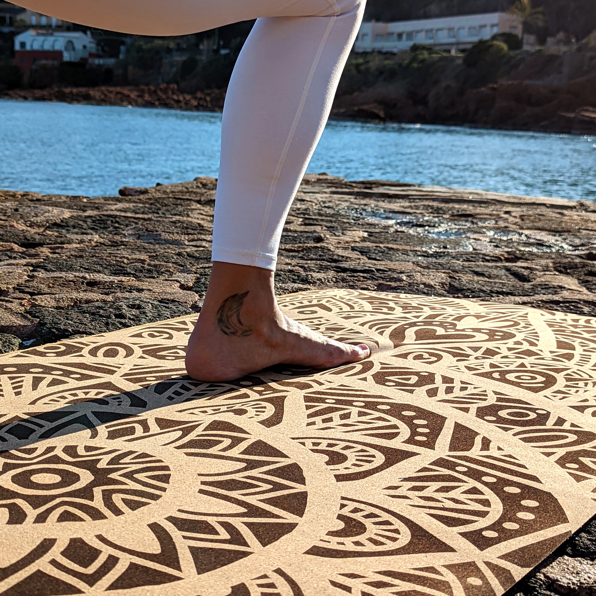 Tapis en liège MandaLove de ZenMotion. Gravé sur toute sa surface, allie élégance et modernité pour une pratique consciente et méditative. Ce design unique, capturé ici avec une yogini en pleine harmonie sur fond de mer sereine, incarne l'amour de soi et la bienveillance. Son confort inégalé et son adhérence exceptionnelle en font un allié idéal pour des séances de yoga restauratif ou de méditation, vous guidant vers la paix intérieure et l'équilibre. Éco-responsable et esthétique, tapis de yoga écologique.