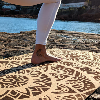 Tapis en liège MandaLove de ZenMotion. Gravé sur toute sa surface, allie élégance et modernité pour une pratique consciente et méditative. Ce design unique, capturé ici avec une yogini en pleine harmonie sur fond de mer sereine, incarne l'amour de soi et la bienveillance. Son confort inégalé et son adhérence exceptionnelle en font un allié idéal pour des séances de yoga restauratif ou de méditation, vous guidant vers la paix intérieure et l'équilibre. Éco-responsable et esthétique, tapis de yoga écologique.