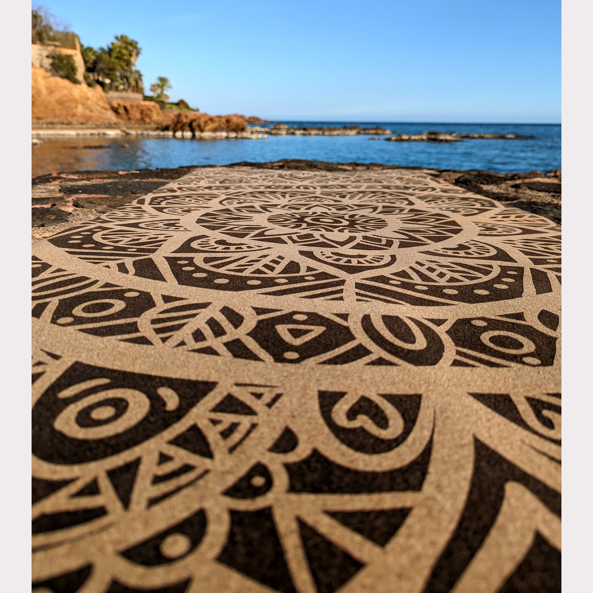 Tapis en liège MandaLove de ZenMotion. Gravé sur toute sa surface, allie élégance et modernité pour une pratique consciente et méditative. Ce design unique, capturé ici avec une yogini en pleine harmonie sur fond de mer sereine, incarne l'amour de soi et la bienveillance. Son confort inégalé et son adhérence exceptionnelle en font un allié idéal pour des séances de yoga restauratif ou de méditation, vous guidant vers la paix intérieure et l'équilibre. Éco-responsable et esthétique, tapis de yoga écologique.