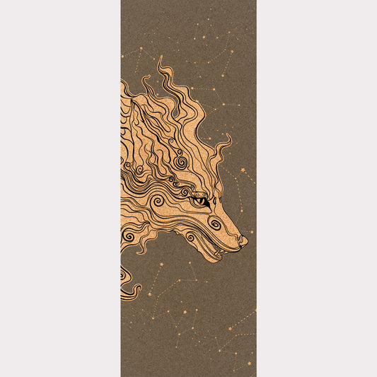 Design du tapis en liège Öpö-Kamï Dark Night de ZenMotion. Unique au monde, inspiré par la légende du loup japonais, guide spirituel et protecteur. Ce design conscient et saisissant, gravé d'un loup majestueux et de constellations nocturnes, transforme votre pratique en une expérience méditative et transformative. Avec son confort inégalé et son adhérence exceptionnelle, ce tapis de yoga écologique est idéal pour des séances de Yin yoga ou de méditation