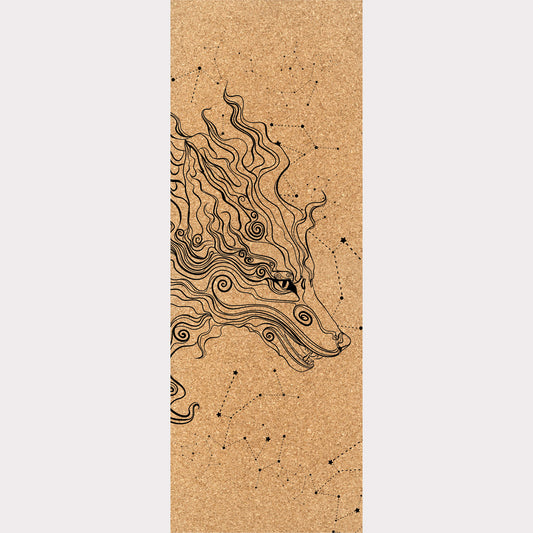 Design du tapis en liège Öpö-Kamï de ZenMotion. Inspiré par la légende du loup japonais, protecteur et messager des divinités shintō. Ce design conscient et saisissant, mêlant un loup majestueux à des constellations, transforme votre pratique en une expérience méditative et transformative. Avec son confort inégalé et son adhérence exceptionnelle, ce tapis de yoga écologique est parfait pour des séances de Kundalini ou de yoga restauratif. Cultiver force intérieure et équilibre. 