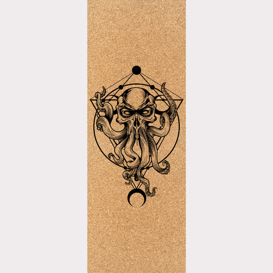 le tapis de yoga en liège The Sailors' Devil de ZenMotion. Son design unique, inspiré de Davy Jones et des runes lunaires, vous connecte aux forces mystérieuses des océans et à votre intuition profonde. Offrant un confort inégalé, il améliore votre posture et équilibre pour une pratique fluide et pleine d'harmonie. L'adhérence ultime du liège, naturellement antidérapant, vous soutient même dans les moments de transpiration. Fabriqué à partir de matériaux naturels, durables et recyclables.