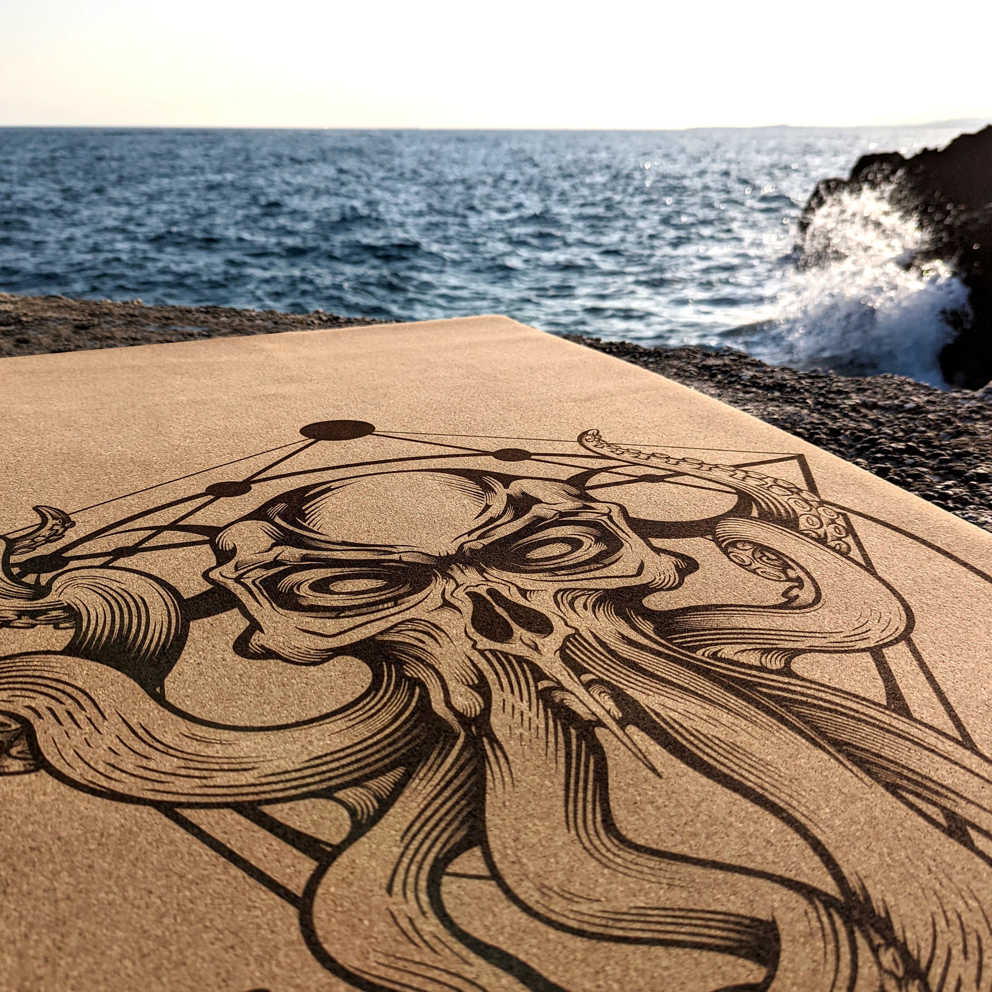 Le tapis de yoga en liège The Sailors' Devil de ZenMotion, posé contre un fond de mer paisible, capture l'esprit audacieux et mystérieux de l'océan. Inspiré de Davy Jones, le diable des marins, ce design symbolise la force intérieure et la résilience nécessaires pour naviguer à travers les défis. Avec ses runes lunaires et son invitation à écouter votre intuition, ce tapis vous guide dans une pratique introspective et transformative. Idéal pour le Vinyasa, le Power Yoga ou la Méditation