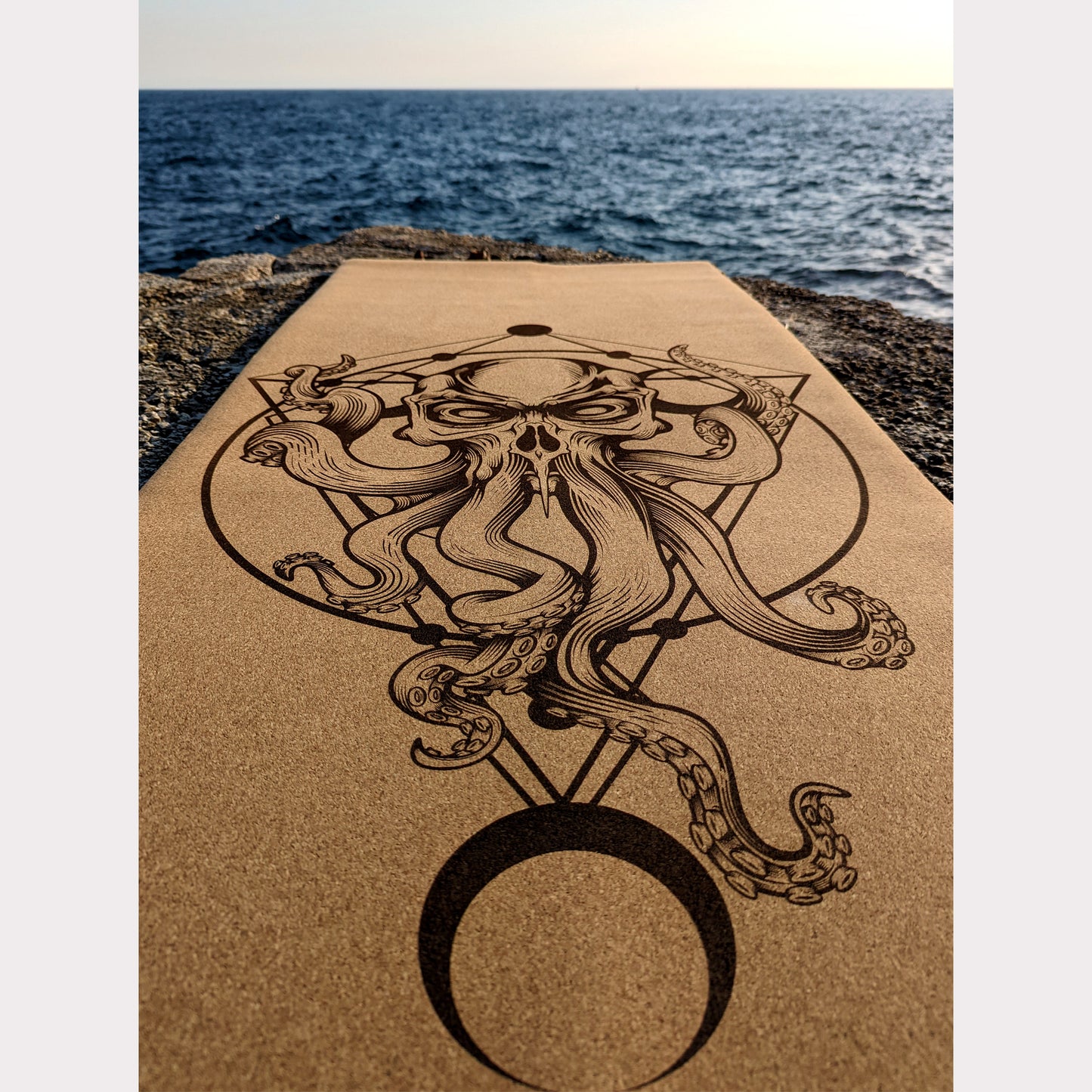 Le tapis de yoga en liège The Sailors' Devil de ZenMotion, posé contre un fond de mer paisible, capture l'esprit audacieux et mystérieux de l'océan. Inspiré de Davy Jones, le diable des marins, ce design symbolise la force intérieure et la résilience nécessaires pour naviguer à travers les défis. Avec ses runes lunaires et son invitation à écouter votre intuition, ce tapis vous guide dans une pratique introspective et transformative. Idéal pour le Vinyasa, le Power Yoga ou la Méditation
