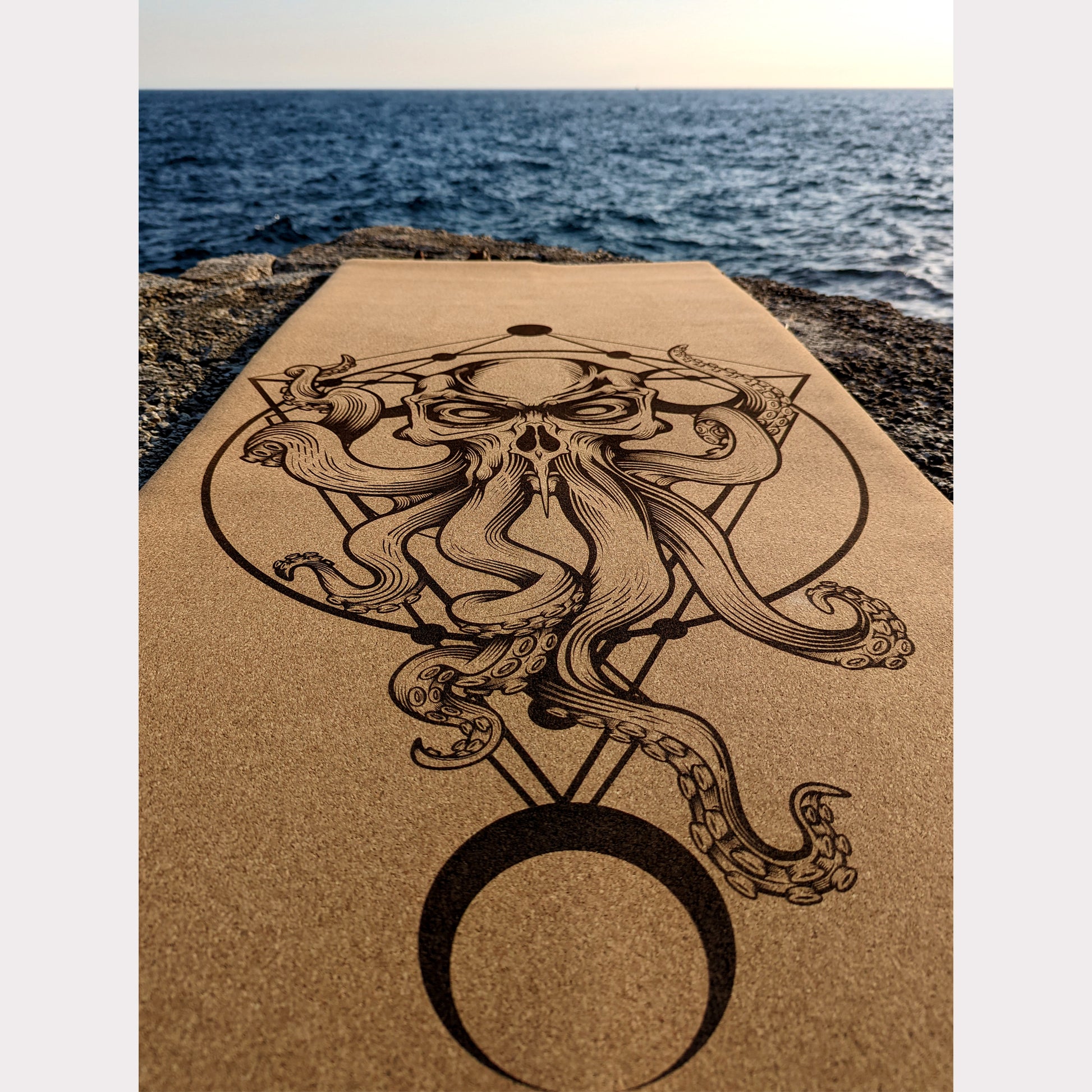 Le tapis de yoga en liège The Sailors' Devil de ZenMotion, posé contre un fond de mer paisible, capture l'esprit audacieux et mystérieux de l'océan. Inspiré de Davy Jones, le diable des marins, ce design symbolise la force intérieure et la résilience nécessaires pour naviguer à travers les défis. Avec ses runes lunaires et son invitation à écouter votre intuition, ce tapis vous guide dans une pratique introspective et transformative. Idéal pour le Vinyasa, le Power Yoga ou la Méditation