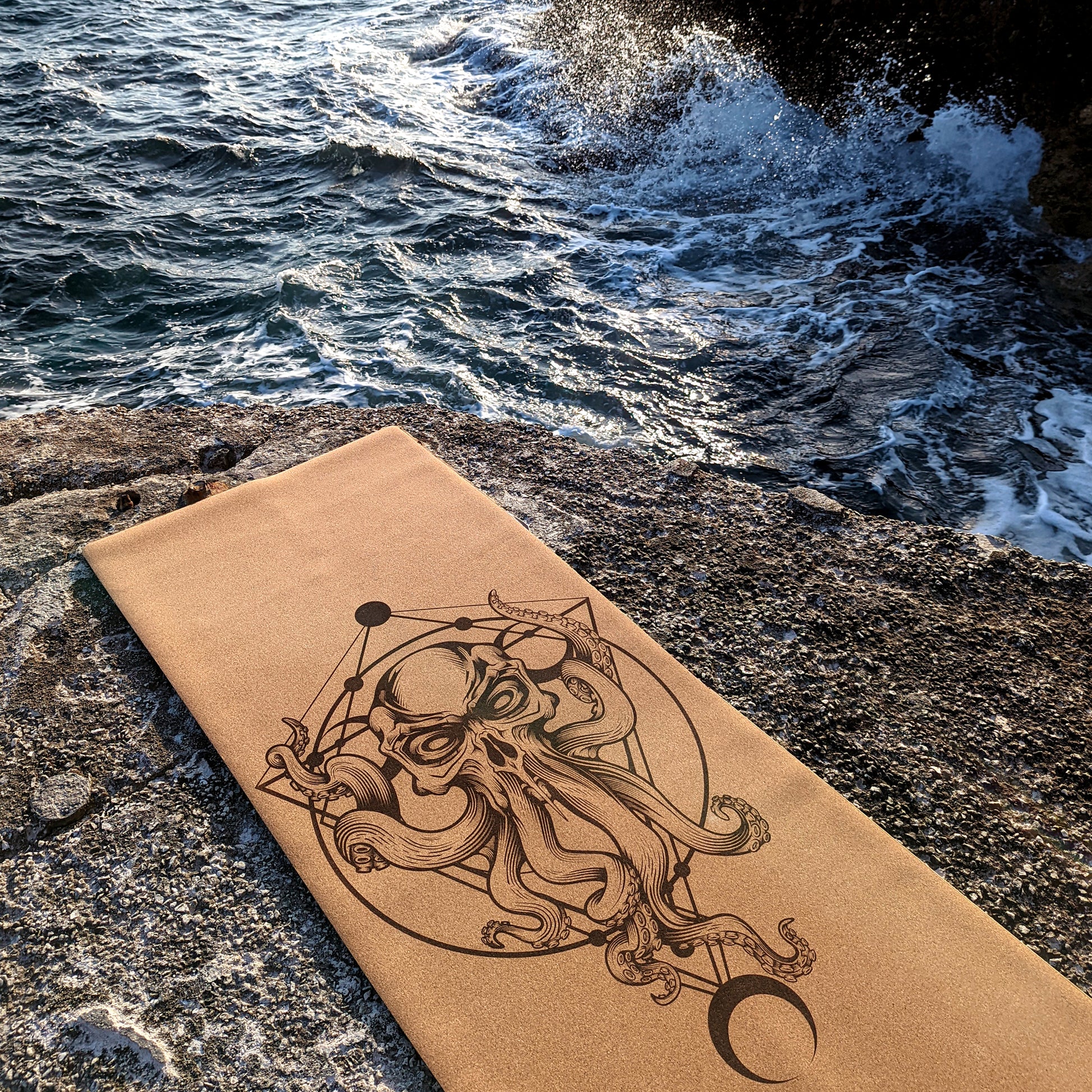 Le tapis de yoga en liège The Sailors' Devil de ZenMotion, posé contre un fond de mer paisible, capture l'esprit audacieux et mystérieux de l'océan. Inspiré de Davy Jones, le diable des marins, ce design symbolise la force intérieure et la résilience nécessaires pour naviguer à travers les défis. Avec ses runes lunaires et son invitation à écouter votre intuition, ce tapis vous guide dans une pratique introspective et transformative. Idéal pour le Vinyasa, le Power Yoga ou la Méditation