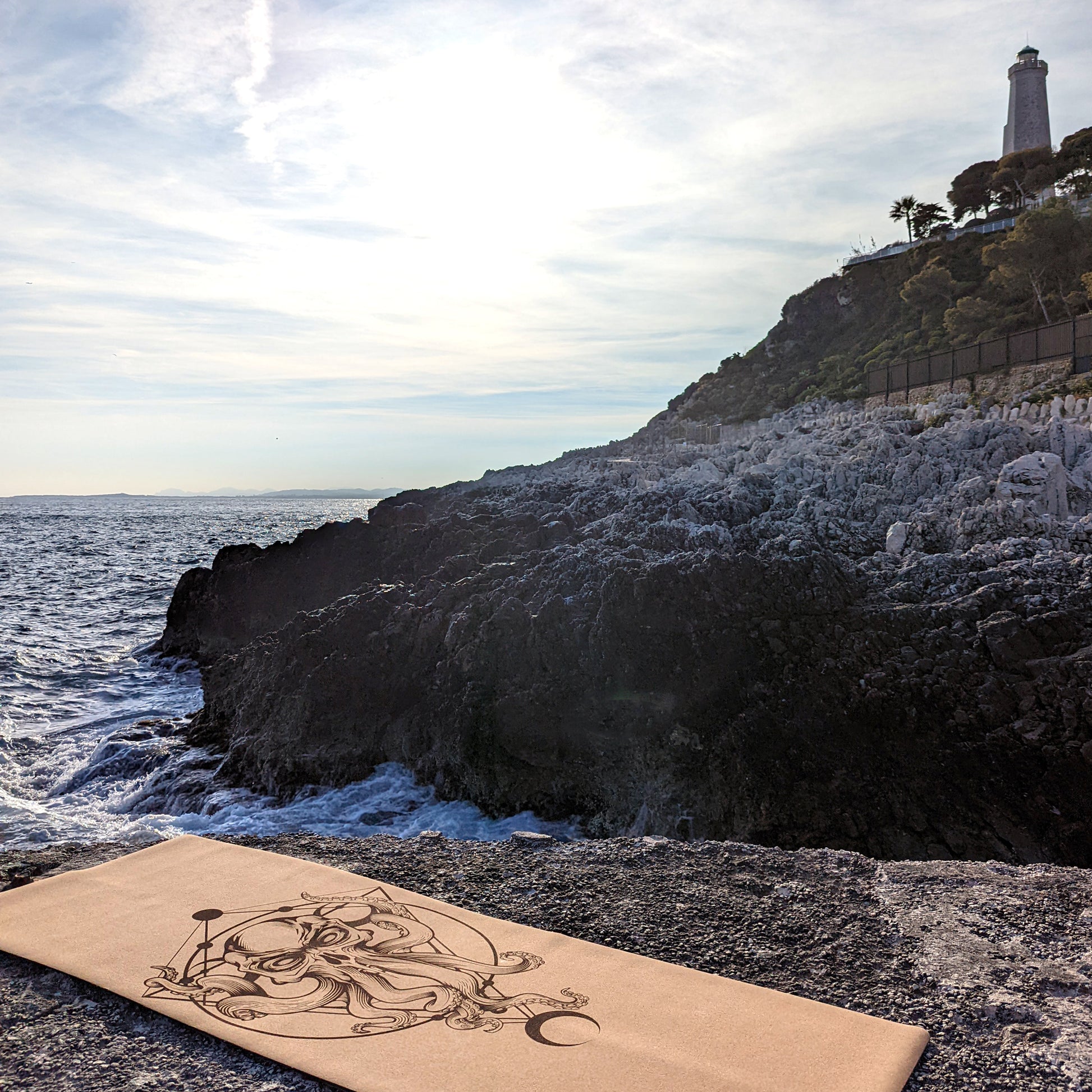 Le tapis de yoga en liège The Sailors' Devil de ZenMotion, posé contre un fond de mer paisible, capture l'esprit audacieux et mystérieux de l'océan. Inspiré de Davy Jones, le diable des marins, ce design symbolise la force intérieure et la résilience nécessaires pour naviguer à travers les défis. Avec ses runes lunaires et son invitation à écouter votre intuition, ce tapis vous guide dans une pratique introspective et transformative. Idéal pour le Vinyasa, le Power Yoga ou la Méditation