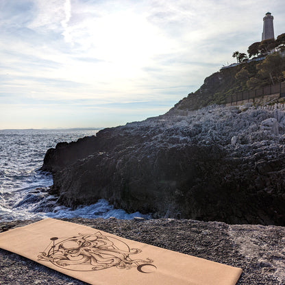 Le tapis de yoga en liège The Sailors' Devil de ZenMotion, posé contre un fond de mer paisible, capture l'esprit audacieux et mystérieux de l'océan. Inspiré de Davy Jones, le diable des marins, ce design symbolise la force intérieure et la résilience nécessaires pour naviguer à travers les défis. Avec ses runes lunaires et son invitation à écouter votre intuition, ce tapis vous guide dans une pratique introspective et transformative. Idéal pour le Vinyasa, le Power Yoga ou la Méditation