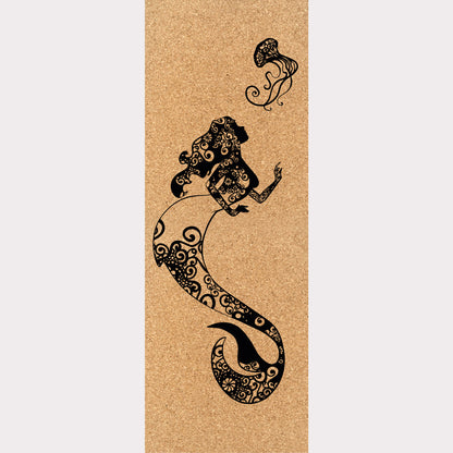 Design du tapis en liège Sea Fairy de ZenMotion
Plongez dans une expérience spirituelle avec le tapis en liège Sea Fairy, inspiré par la magie des sirènes et la fluidité de l'océan. Ce design unique et mindful, orné de motifs de mandalas, vous connecte à la grâce aquatique pour une pratique méditative et harmonieuse. Confort inégalé et adhérence ultime grâce au liège naturel, idéal pour vos séances de Hatha ou Vinyasa yoga. Éco-responsable et élégant.