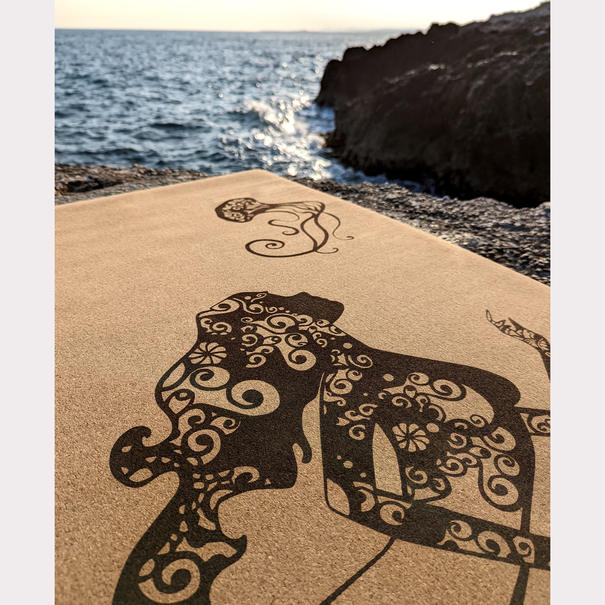 Le tapis de yoga en liège Sea Fairy de ZenMotion, posé sur un fond de mer paisible, évoque la fluidité et la transformation de l’océan. Inspiré des sirènes, il vous guide à travers une pratique pleine de sérénité et de magie. Que ce soit pour le Vinyasa, le Yin Yoga, le Hatha Yoga ou la Méditation, ce design envoûtant vous permet de vous connecter à votre force intérieure et à l'énergie de l'eau. Éco-responsable, antidérapant et confortable, il soutient vos mouvements avec harmonie et équilibre.