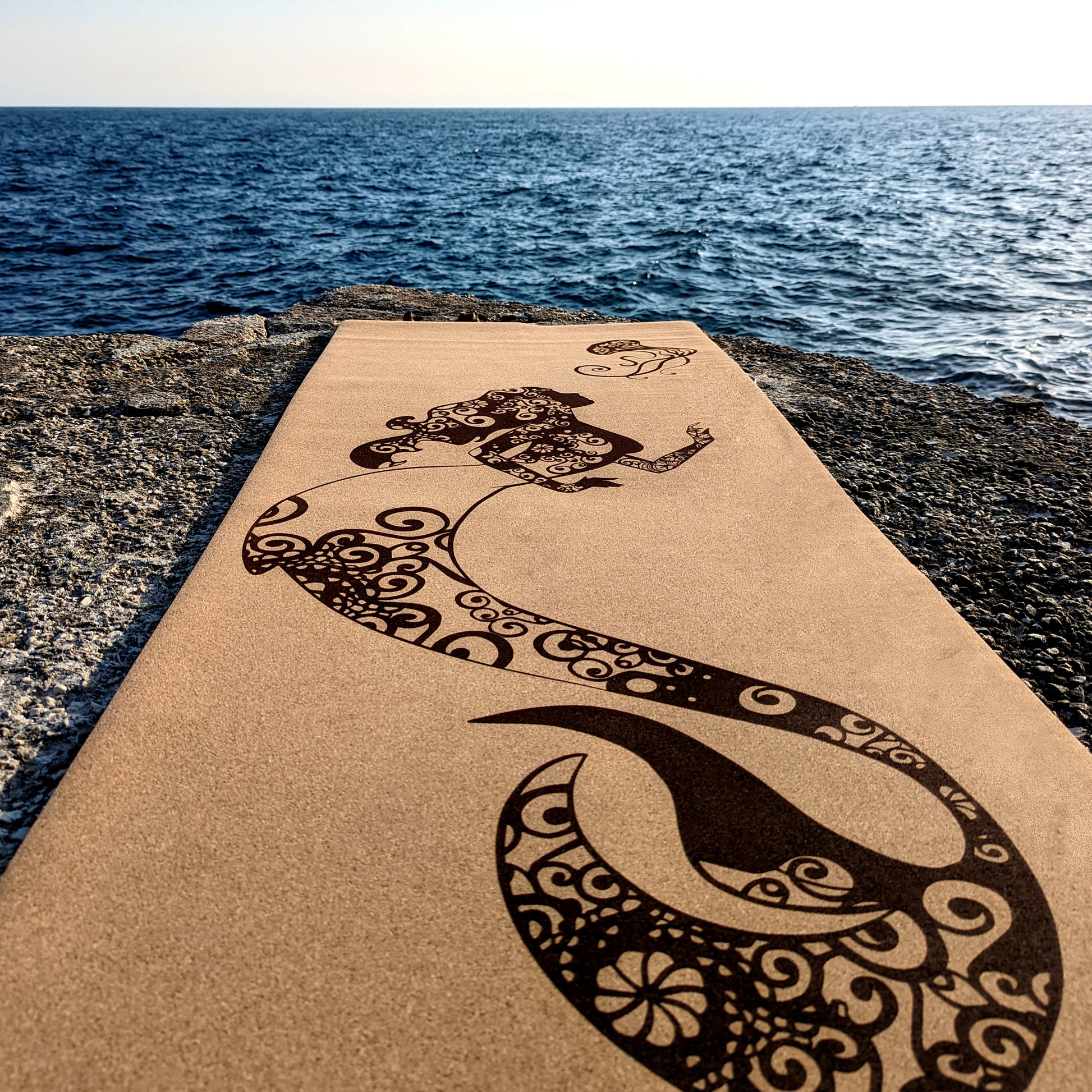 Le tapis de yoga en liège Sea Fairy de ZenMotion, posé sur un fond de mer paisible, évoque la fluidité et la transformation de l’océan. Inspiré des sirènes, il vous guide à travers une pratique pleine de sérénité et de magie. Que ce soit pour le Vinyasa, le Yin Yoga, le Hatha Yoga ou la Méditation, ce design envoûtant vous permet de vous connecter à votre force intérieure et à l'énergie de l'eau. Éco-responsable, antidérapant et confortable, il soutient vos mouvements avec harmonie et équilibre.