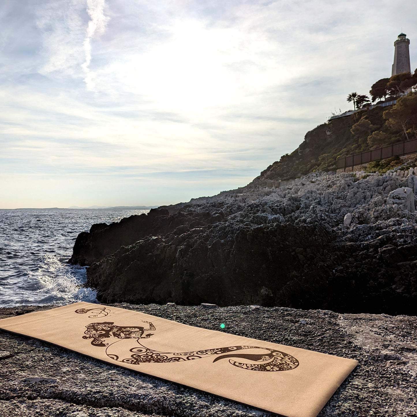 Le tapis de yoga en liège Sea Fairy de ZenMotion, posé contre un fond de mer paisible, capture l’essence de la fluidité et de la magie de l’océan. Inspiré des sirènes, il incarne la transformation et la sérénité. Ce tapis, idéal pour le Vinyasa, le Yin Yoga, ou la Méditation, vous invite à une pratique fluide et apaisante, en connexion avec votre énergie intérieure. Éco-responsable et antidérapant, il offre confort et équilibre pour une expérience spirituelle profonde et harmonieuse.