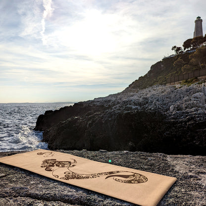 Le tapis de yoga en liège Sea Fairy de ZenMotion, posé contre un fond de mer paisible, capture l’essence de la fluidité et de la magie de l’océan. Inspiré des sirènes, il incarne la transformation et la sérénité. Ce tapis, idéal pour le Vinyasa, le Yin Yoga, ou la Méditation, vous invite à une pratique fluide et apaisante, en connexion avec votre énergie intérieure. Éco-responsable et antidérapant, il offre confort et équilibre pour une expérience spirituelle profonde et harmonieuse.