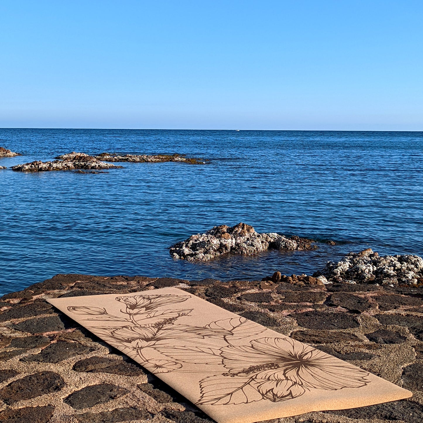 Laissez l’énergie de transformation guider votre pratique avec le tapis de yoga en liège Summer Flowers de ZenMotion. Inspiré par l'hibiscus, symbole de beauté et de féminité, ce design unique et mindful vous connecte à la déesse Kali et à la force de la métamorphose intérieure. Son confort inégalé améliore votre posture et équilibre, pour une pratique fluide et pleine de sérénité. L'adhérence ultime du liège, naturellement antidérapant, vous soutient même lors des moments intenses. Tapis éco-responsable