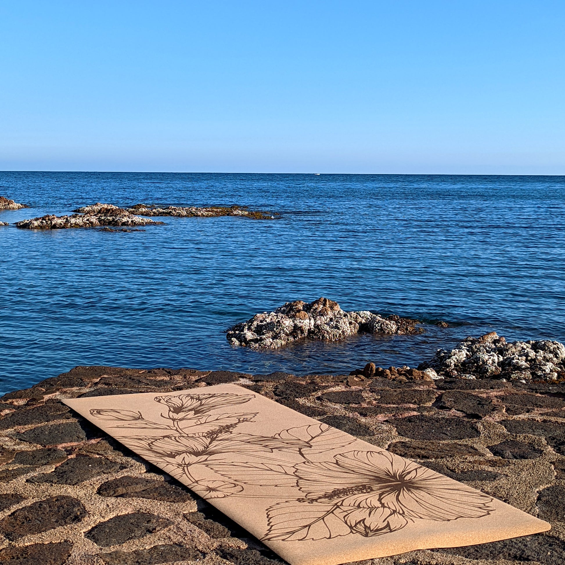 Laissez l’énergie de transformation guider votre pratique avec le tapis de yoga en liège Summer Flowers de ZenMotion. Inspiré par l'hibiscus, symbole de beauté et de féminité, ce design unique et mindful vous connecte à la déesse Kali et à la force de la métamorphose intérieure. Son confort inégalé améliore votre posture et équilibre, pour une pratique fluide et pleine de sérénité. L'adhérence ultime du liège, naturellement antidérapant, vous soutient même lors des moments intenses. Tapis éco-responsable
